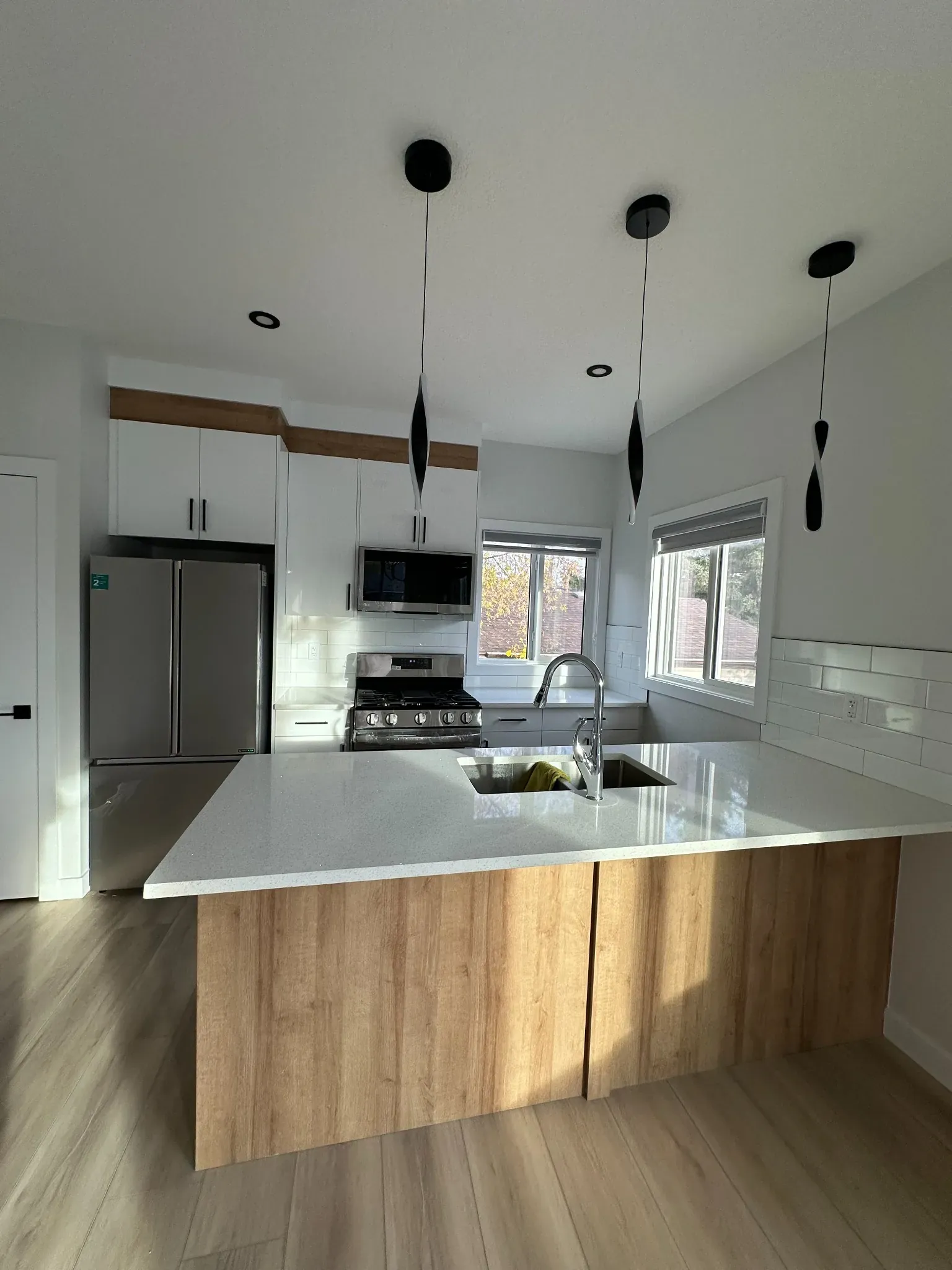 Compact modern kitchen renovation